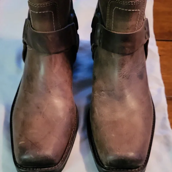 Women's Brown Leather Boots. BCBGirls. SZ 81/2 - Picture 6 of 8